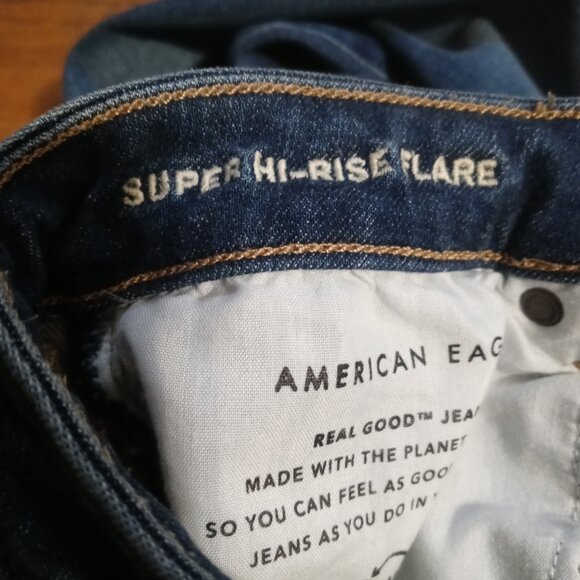 AMERICAN EAGLE stretch super hi-rise flare jeans in Dark Rinse (8 short) - Picture 10 of 13